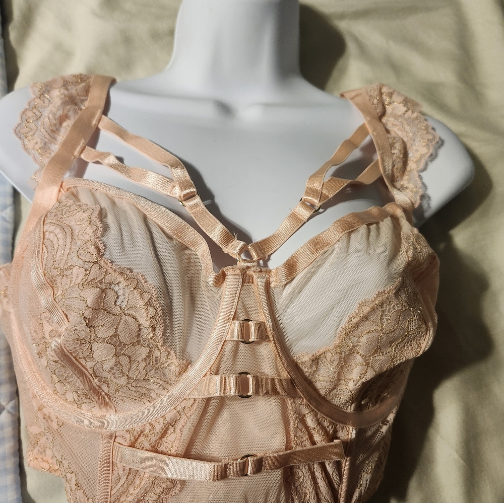 NWT.  Torrid Peach Lace Sexy Strappy Bra